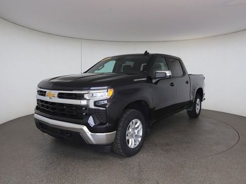 Used 2022 Chevrolet Silverado 1500 LT AWD/4WD image 2