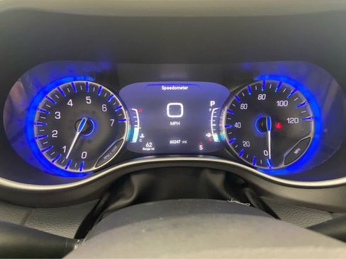 Used 2024 Chrysler Pacifica Touring-L FWD image 26