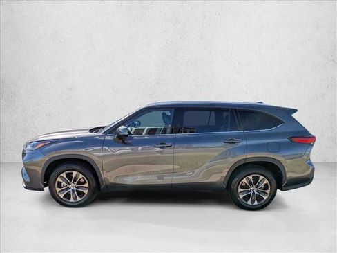 Used 2022 Toyota Highlander XLE image 9