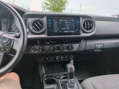 Used 2018 Toyota Tacoma TRD Sport image 17