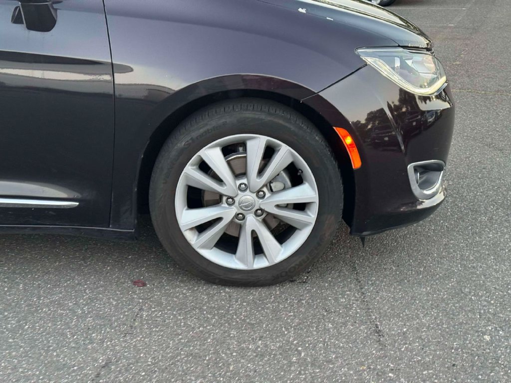 Used 2017 Chrysler Pacifica Touring-L Plus FWD image 9