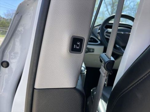 Certified 2023 Chrysler Pacifica Touring-L FWD image 41