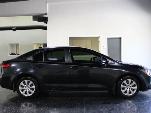 Used 2020 Toyota Corolla LE FWD image 2