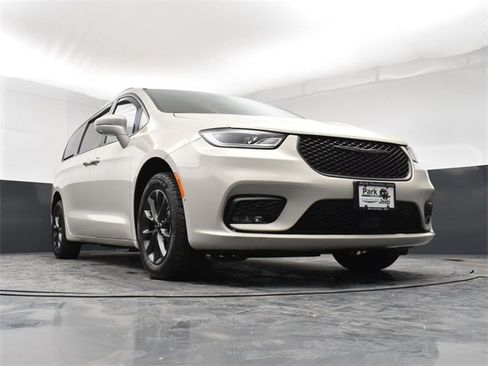 Used 2021 Chrysler Pacifica Touring-L w/ Premium & Safety Sphere Group image 19