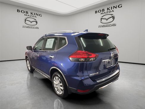 Used 2017 Nissan Rogue SV image 3