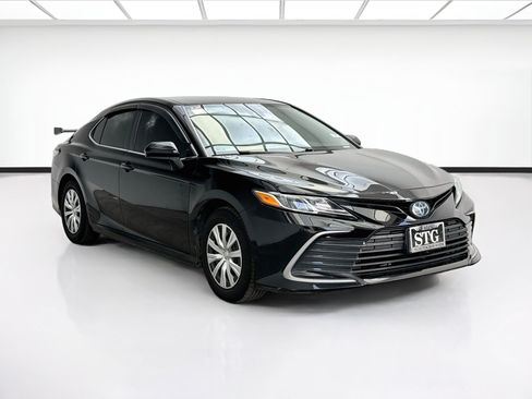 Used 2022 Toyota Camry LE FWD image 3