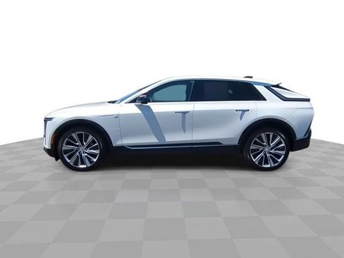 Used 2025 Cadillac Lyriq Luxury w/ LPO, Floor Liner Package AWD/4WD image 6