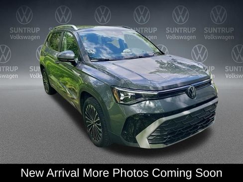 Used 2025 Volkswagen Taos SE w/ Panoramic Sunroof Package FWD image 3
