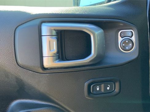 Certified 2022 Jeep Gladiator Willys image 16