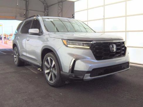 Used 2024 Honda Pilot Touring image 3