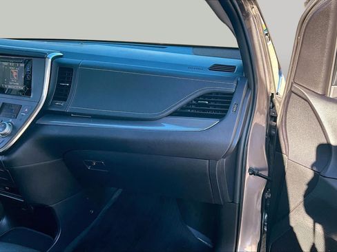 Certified 2017 Toyota Sienna SE Premium FWD image 18