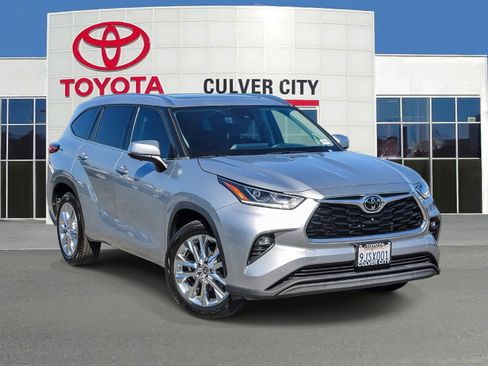 Used 2023 Toyota Highlander Limited FWD image 1