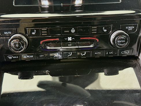 Used 2023 Jeep Grand Cherokee L Laredo image 23