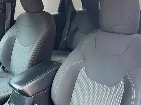 Used 2020 Jeep Cherokee Latitude FWD image 19