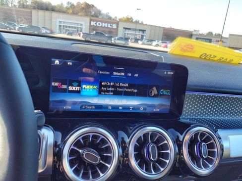 Used 2025 Mercedes-Benz GLB 250 4MATIC image 18