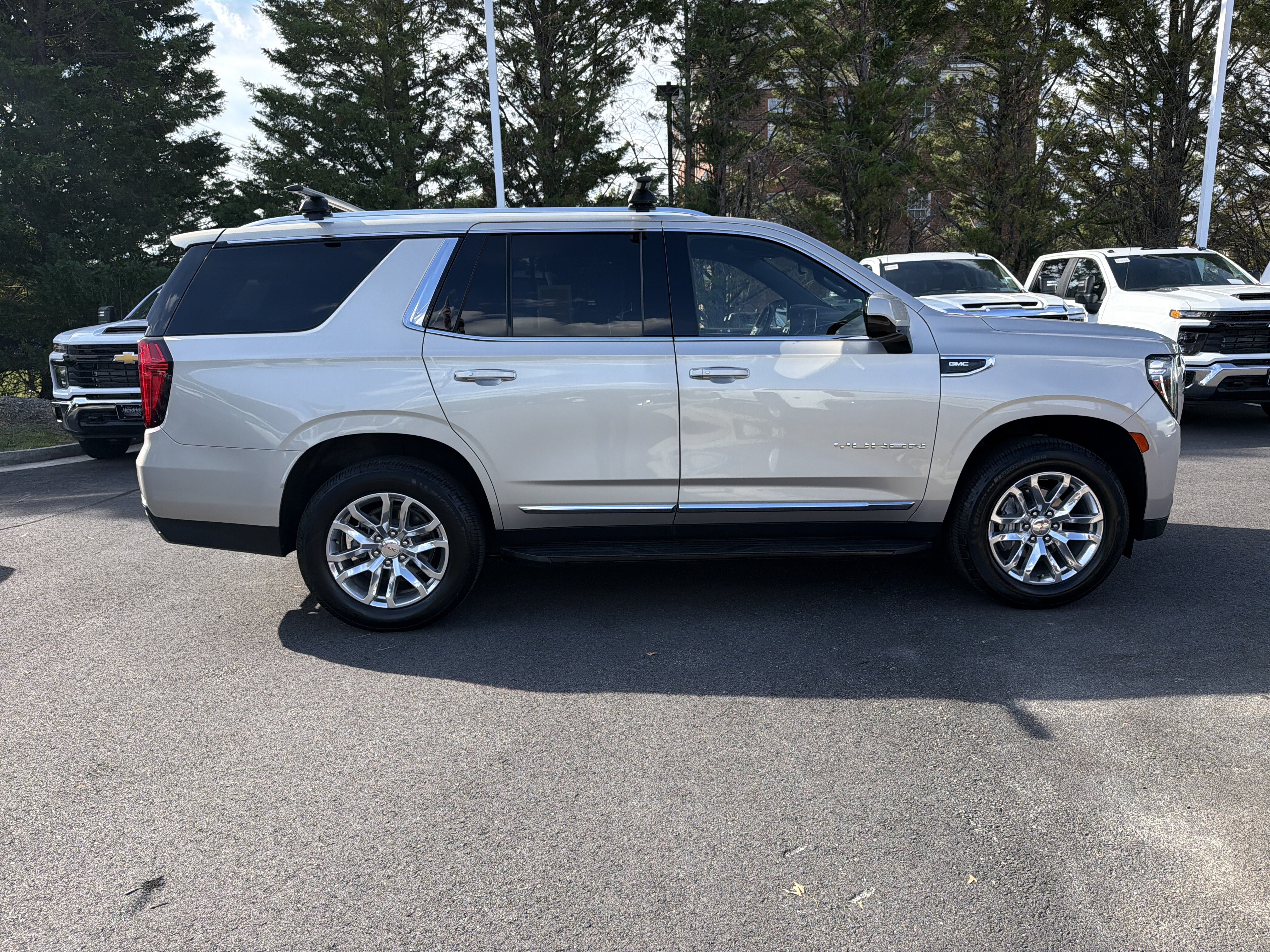 Used 2023 GMC Yukon SLT AWD/4WD image 10