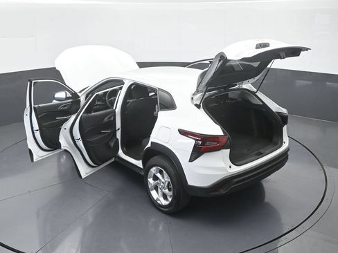 Used 2025 Chevrolet Trax LS w/ LS Convenience Package FWD image 65