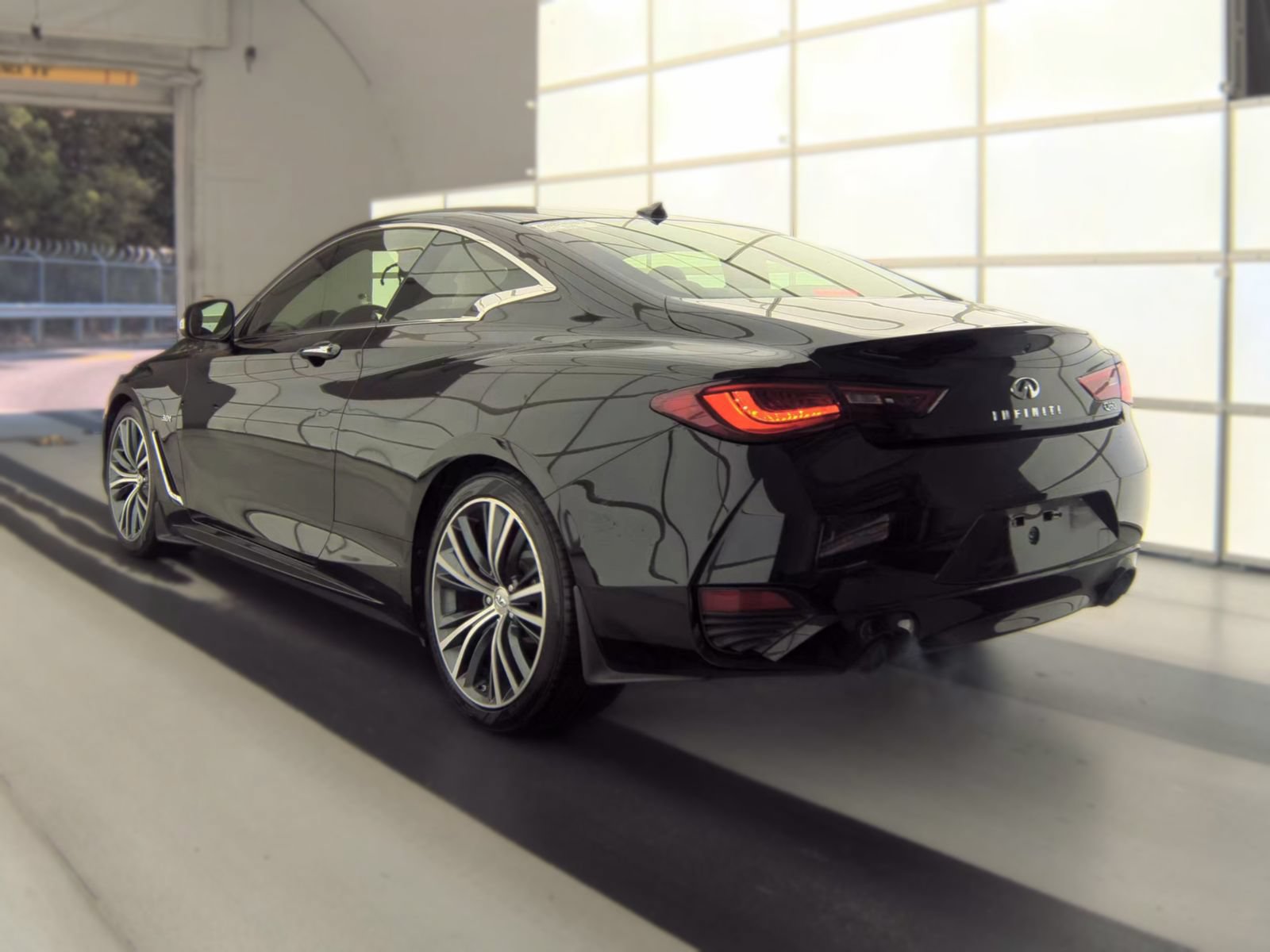 Used 2019 INFINITI Q60 3.0t Luxe w/ Cargo Package RWD image 3