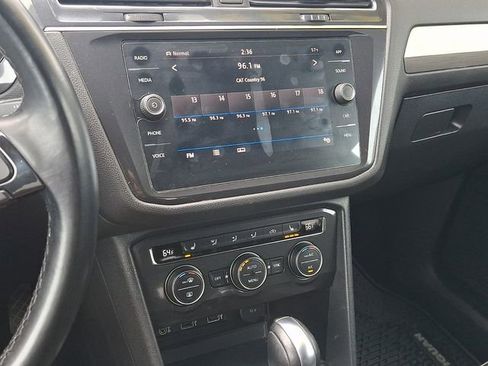 Used 2018 Volkswagen Tiguan SE AWD/4WD image 18