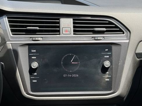 Certified 2024 Volkswagen Tiguan SE FWD image 18
