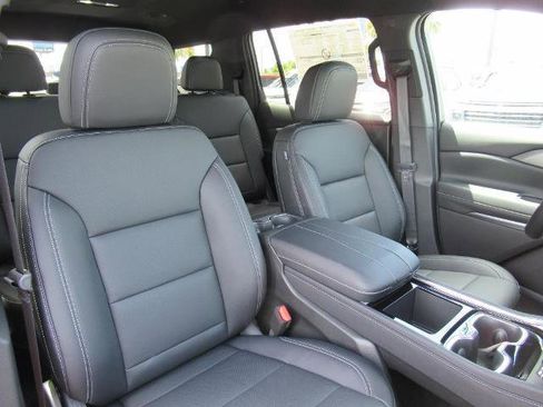 New 2025 Chevrolet Traverse LT w/ Enhanced Driving Package image 8