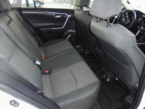 Used 2022 Toyota RAV4 XLE image 10