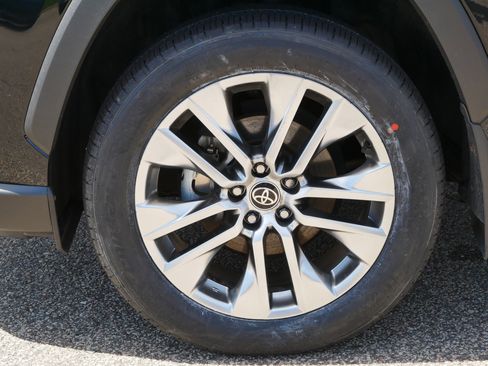 Used 2021 Toyota RAV4 XLE Premium AWD/4WD image 9