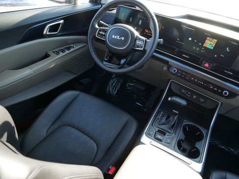 Certified 2025 Kia Carnival LXS image 9