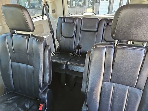 Used 2016 Chrysler Town & Country Touring image 16