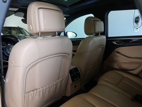 Used 2018 Porsche Macan AWD/4WD image 36