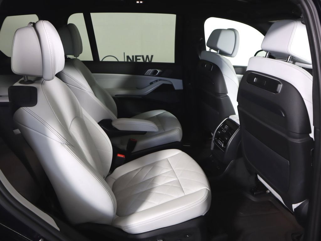 Used 2023 BMW X7 xDrive40i w/ M Sport Package AWD/4WD image 29