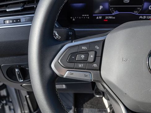Used 2023 Volkswagen Tiguan SE w/ Panoramic Sunroof Package FWD image 24