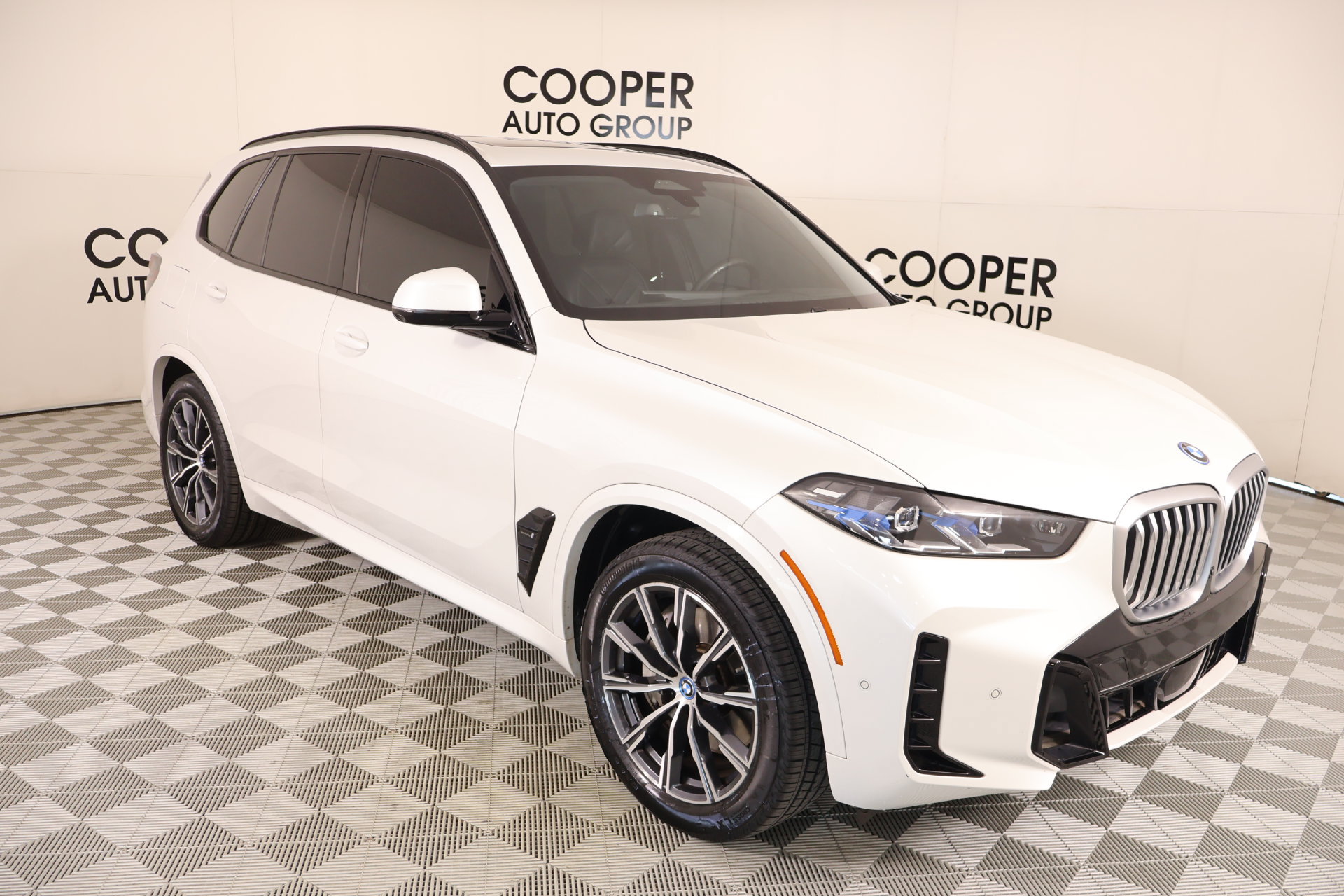 Used 2024 BMW X5 xDrive50e w/ M Sport Package AWD/4WD image 1