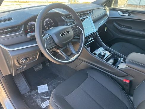 New 2025 Jeep Grand Cherokee L Laredo image 14