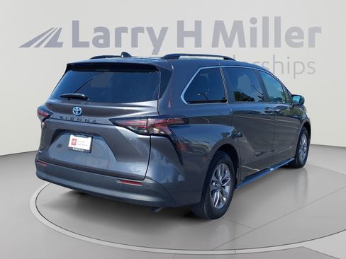 Certified 2025 Toyota Sienna XLE FWD image 5