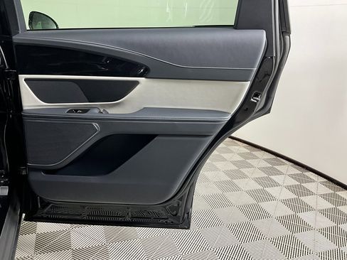 Used 2025 Lincoln Nautilus Premier image 24