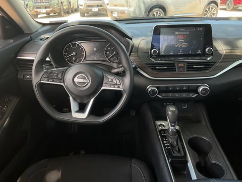 Used 2025 Nissan Altima 2.5 SV FWD image 11