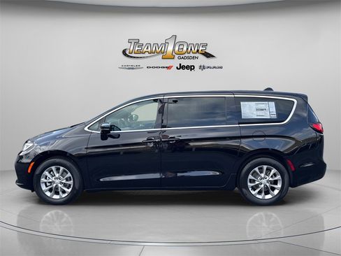 New 2026 Chrysler Pacifica Limited image 5