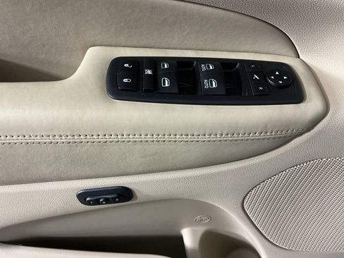 Used 2020 Jeep Grand Cherokee Overland w/ Interior Metal Package AWD/4WD image 19