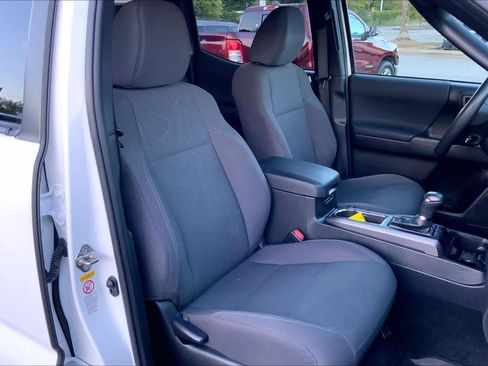 Used 2019 Toyota Tacoma TRD Off-Road w/ Technology Package AWD/4WD image 9