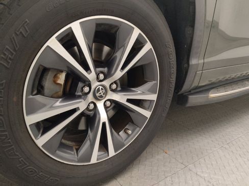Used 2018 Toyota Highlander LE FWD image 31