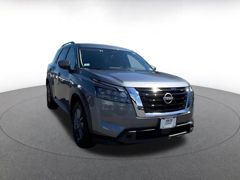 Used 2025 Nissan Pathfinder SV FWD image 3