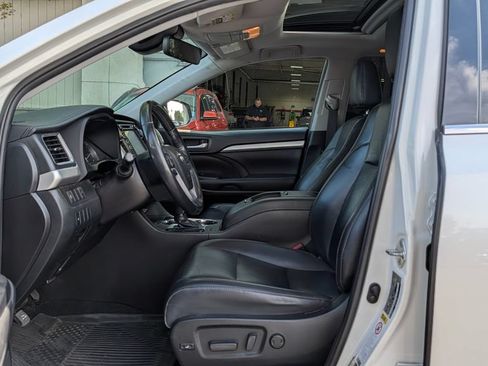 Used 2019 Toyota Highlander XLE AWD/4WD image 5