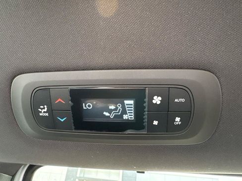 Used 2026 Chrysler Pacifica Select FWD image 46