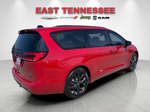 Used 2026 Chrysler Pacifica Limited w/ S Appearance Package FWD image 3