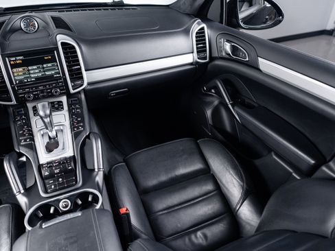 Used 2016 Porsche Cayenne Turbo AWD/4WD image 66