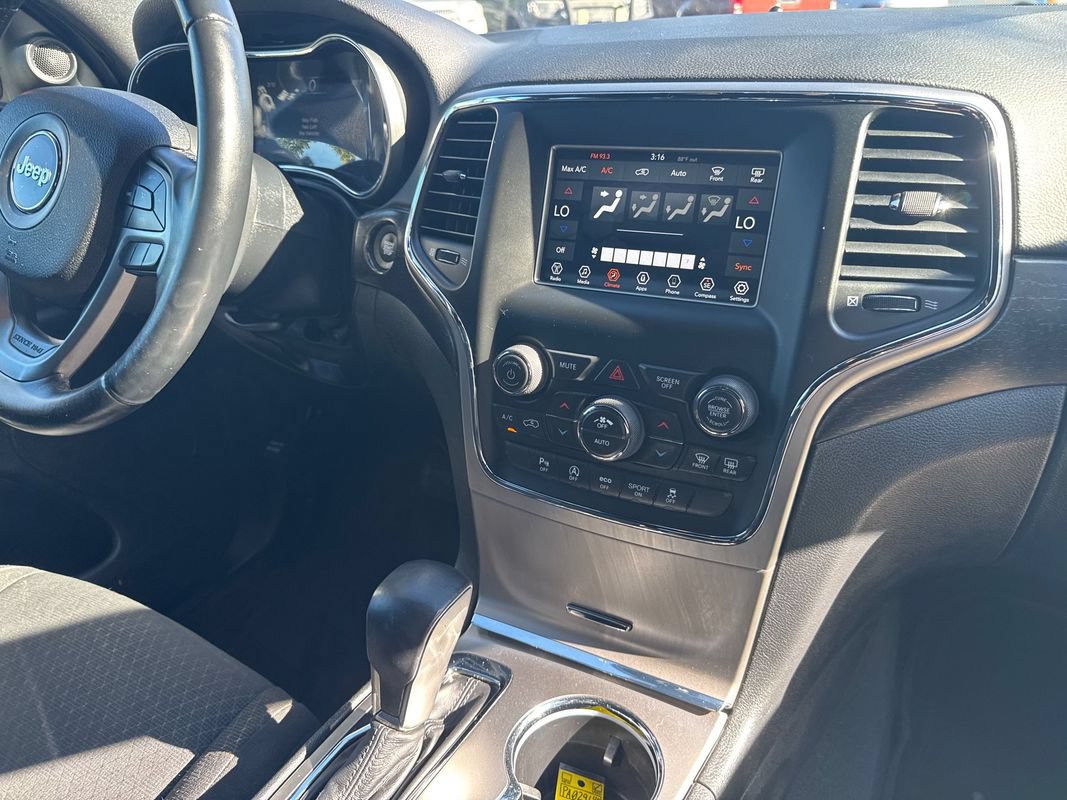 Used 2018 Jeep Grand Cherokee Laredo AWD/4WD image 21