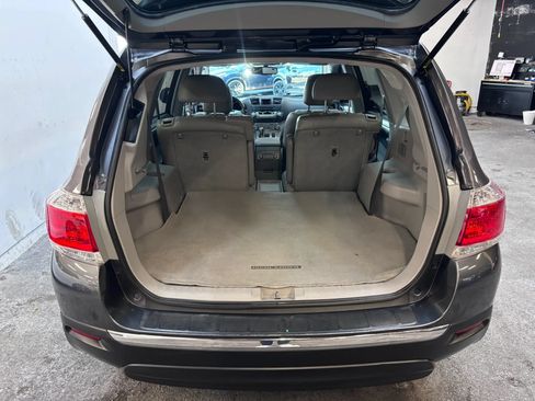Used 2011 Toyota Highlander SE FWD image 25
