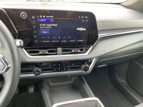 Used 2025 Chevrolet Equinox LT image 18