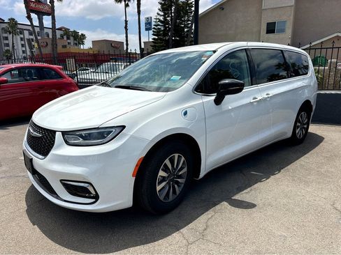 Used 2024 Chrysler Pacifica Limited FWD image 4